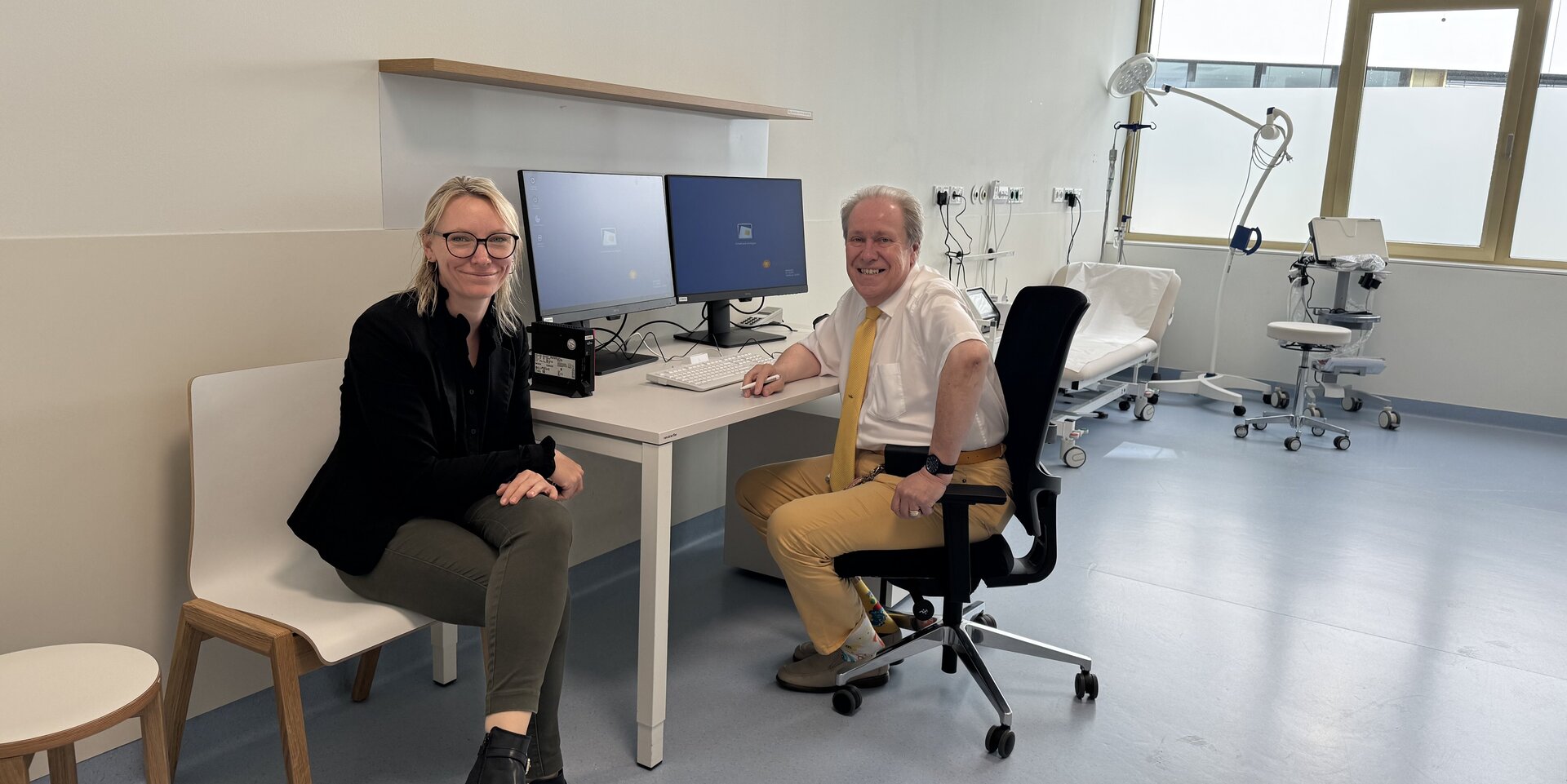 Dr.in Barbara Halper mit OMR Dr. Hannes Leirer in einem Arztzimmer