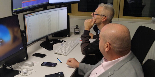 Martin Ringhofer (Bereichsleiter Technik Klinik OWA) und Jürgen Roth an der Gebäudeleittechnik bei der Kontrolle der Alarmmeldungen.