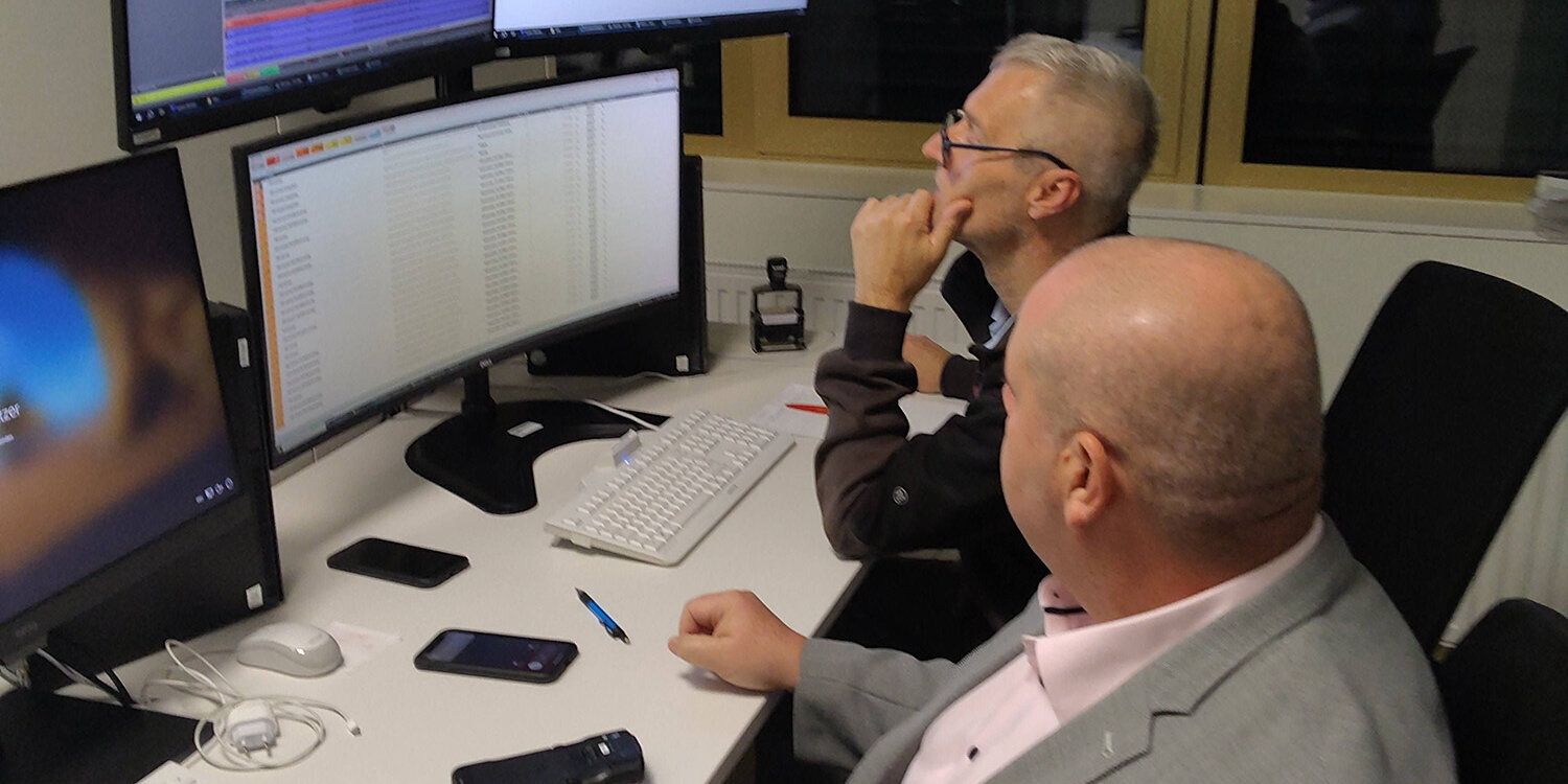 Foto: Gesundheit Burgenland Martin Ringhofer (Bereichsleiter Technik Klinik OWA) und Jürgen Roth an der Gebäudeleittechnik bei der Kontrolle der Alarmmeldungen.