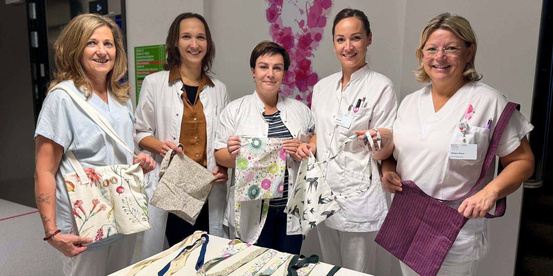 Im Bild v.l.n.r.: Ulrike Klages (Reinigung), DGKP Julia Ponstingl, BSc, MSc (Qualitätsmanagement), Ramona Dorfstätter (Sekretariat), DGKP Elke Kopfer (Pflegerische Leitung) und Hildegard Wiesler (stellvertretende Pflegedirektorin) präsentieren einen Teil ihrer Taschen.