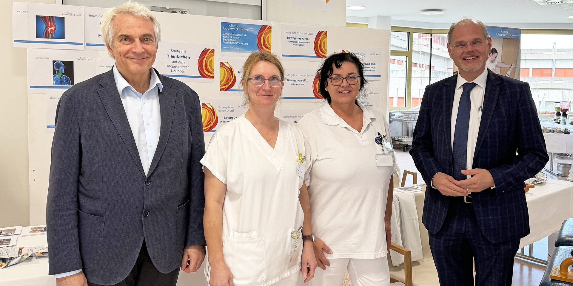 Fotos: Gesundheit Burgenland Univ.-Prof. Dr. Stephan Kriwanek (medizinischer Geschäftsführer Gesundheit Burgenland) und Mag. Franz Öller, MBA, MPH (kaufmännischer Geschäftsführer) mit dem Team der Physiotherapie in der Klinik Oberwart.