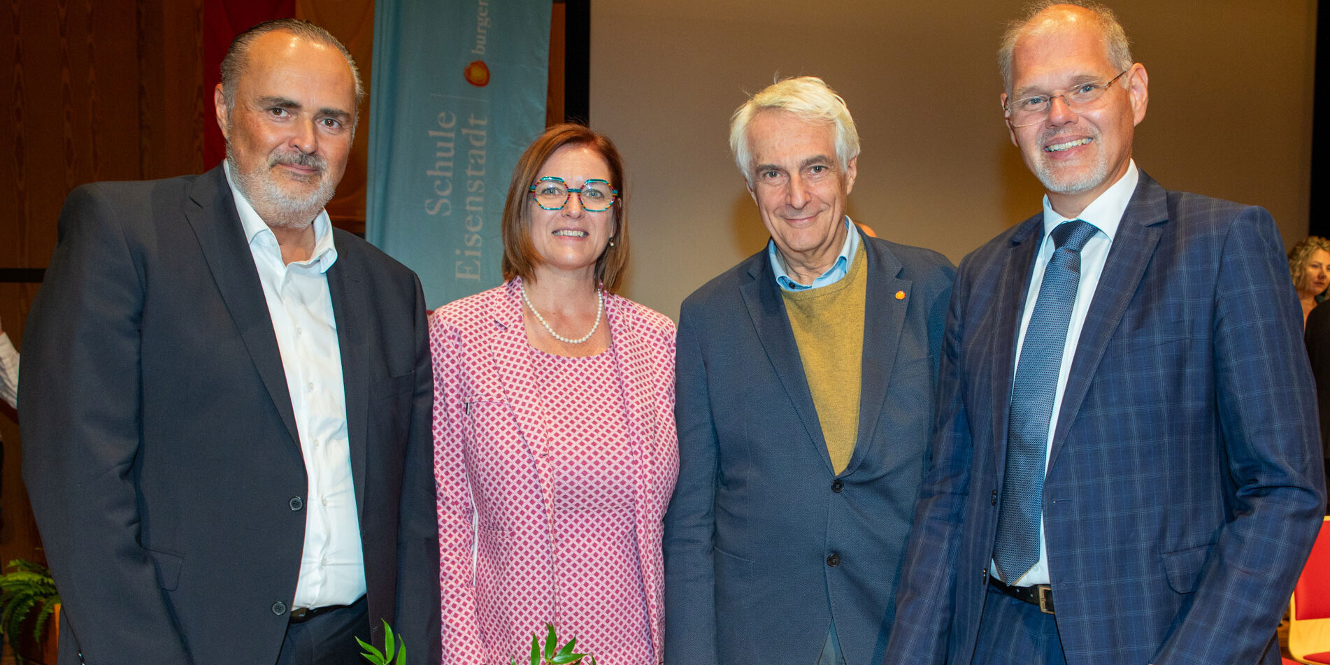 Foto: Landesmedienservice Im Bild: Landeshauptmann Hans Peter Doskozil mit Gabriele Ehrenhöfer, MSc, Direktorin der Schule für allgemeine Gesundheits- und Krankenpflege Oberwart und Expositur Eisenstadt, Stephan Kriwanek, ärztlicher Geschäftsführer der Gesundheit Burgenland, und Franz Öller, kaufmännischer Geschäftsführer der Gesundheit Burgenland.