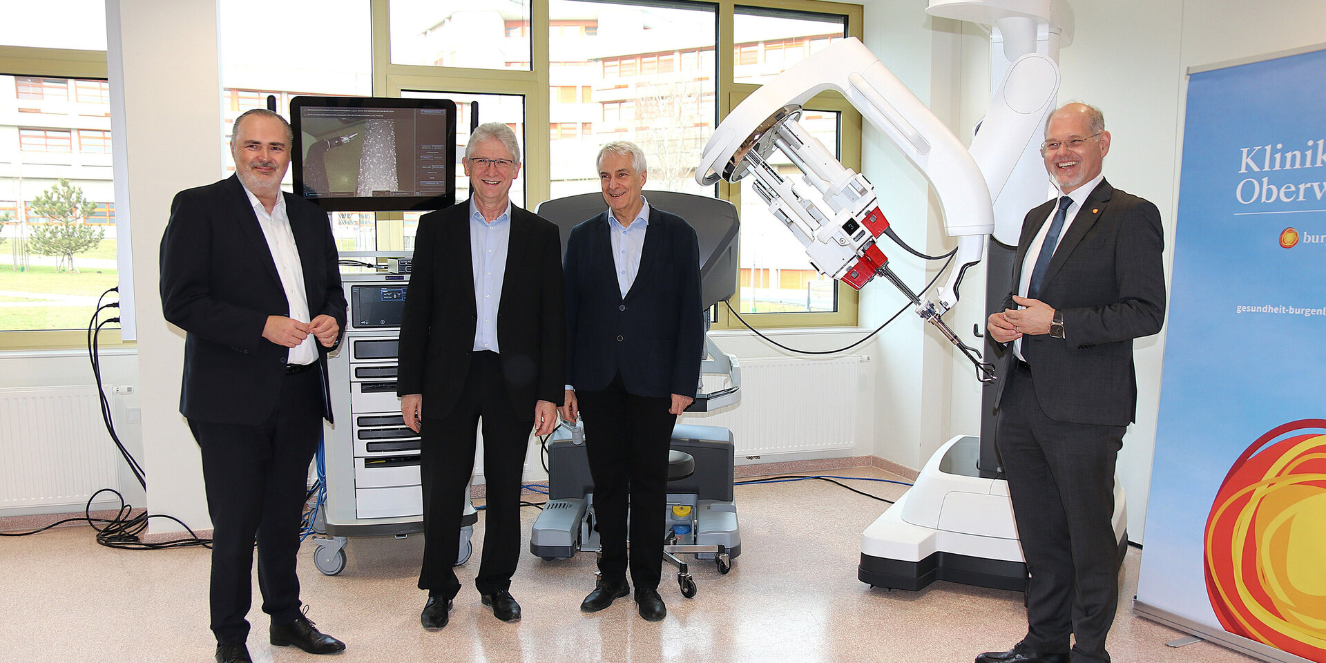 Landesmedienservice Burgenland Landeshauptmann Mag. Hans Peter Doskozil gemeinsam mit Primarius Dr. Gottfried Pfleger, Univ.-Prof. Dr. Stephan Kriwanek, dem medizinischen Geschäftsführer der Gesundheit Burgenland, und Mag. Franz Öller, MBA, MPH, dem kaufmännischen Geschäftsführer der Gesundheit Burgenland, in der Klinik Oberwart bei der Präsentation des neuen da Vinci-SP-OP-Roboters