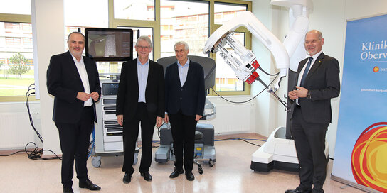 Landeshauptmann Mag. Hans Peter Doskozil gemeinsam mit Primarius Dr. Gottfried Pfleger, Univ.-Prof. Dr. Stephan Kriwanek, dem medizinischen Geschäftsführer der Gesundheit Burgenland, und Mag. Franz Öller, MBA, MPH, dem kaufmännischen Geschäftsführer der Gesundheit Burgenland, in der Klinik Oberwart bei der Präsentation des neuen da Vinci-SP-OP-Roboters