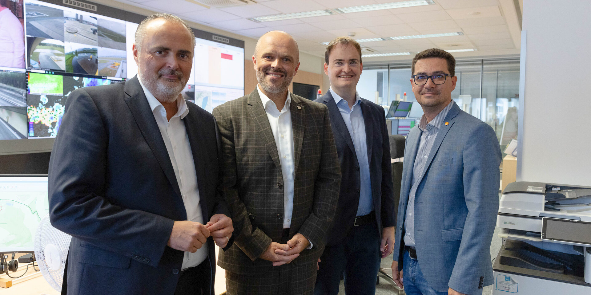 Foto: Landesmedienservice Burgenland Landeshauptmann Hans Peter Doskozil mit LSZ Dienststellenleiter Markus Halwax, LSZ Leitstellenleiter Mario Promintzer und LSZ Technikleiter und Nikolaus Tittler