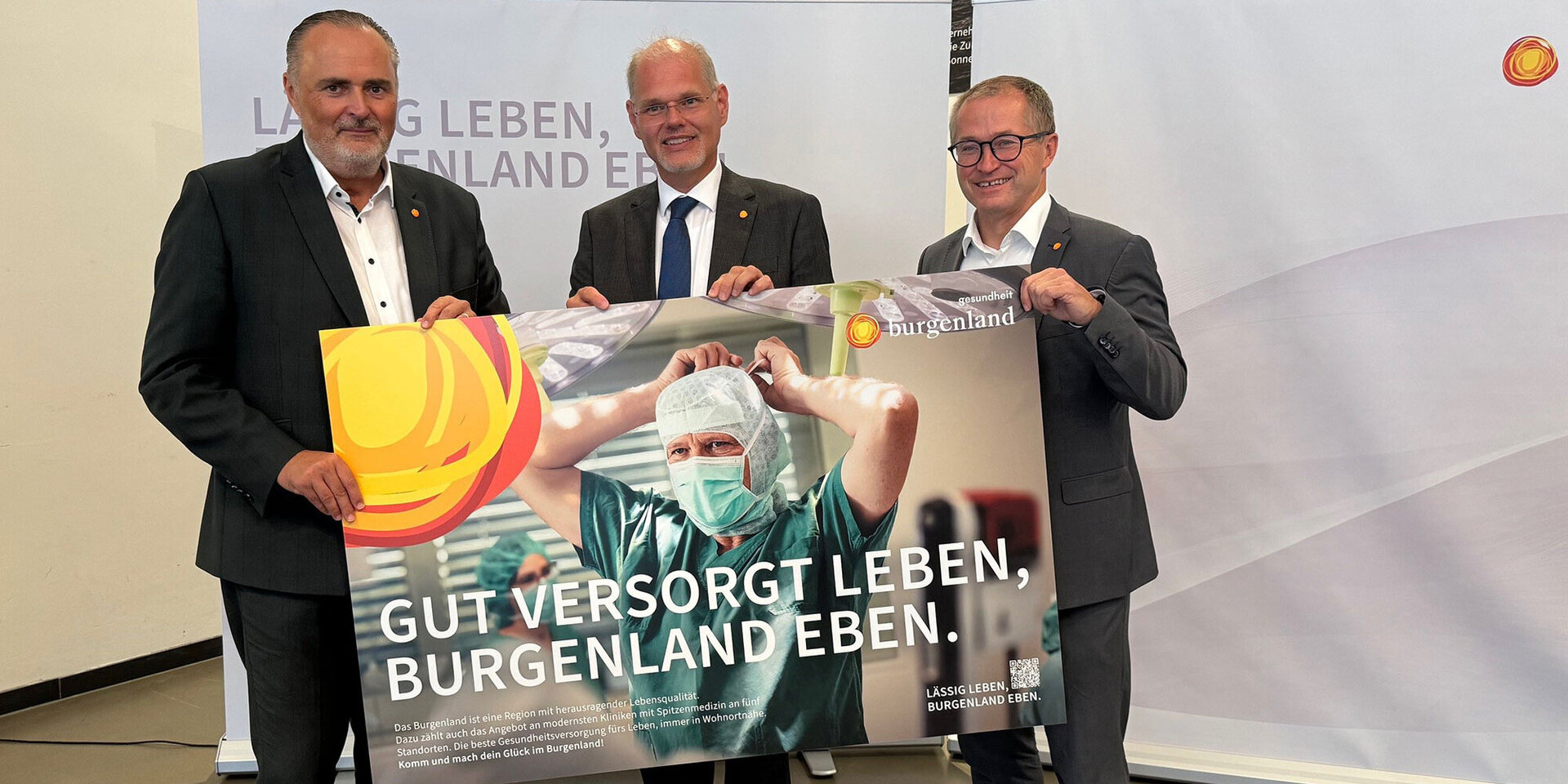 LH Mag. Hans Peter Doskozil, Mag. Franz Öller und Mag. Hans Peter Rucker halten das neue Plakat in Händen