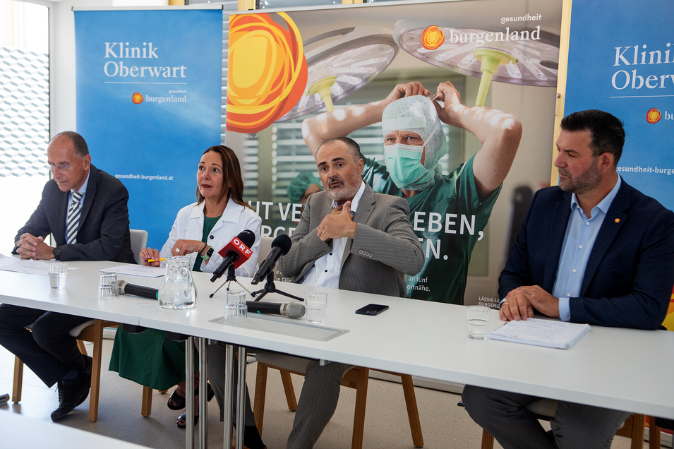 Foto: LMS Burgenland/Fenz Vier Personen sitzen bei einer PK vor Presseleuten