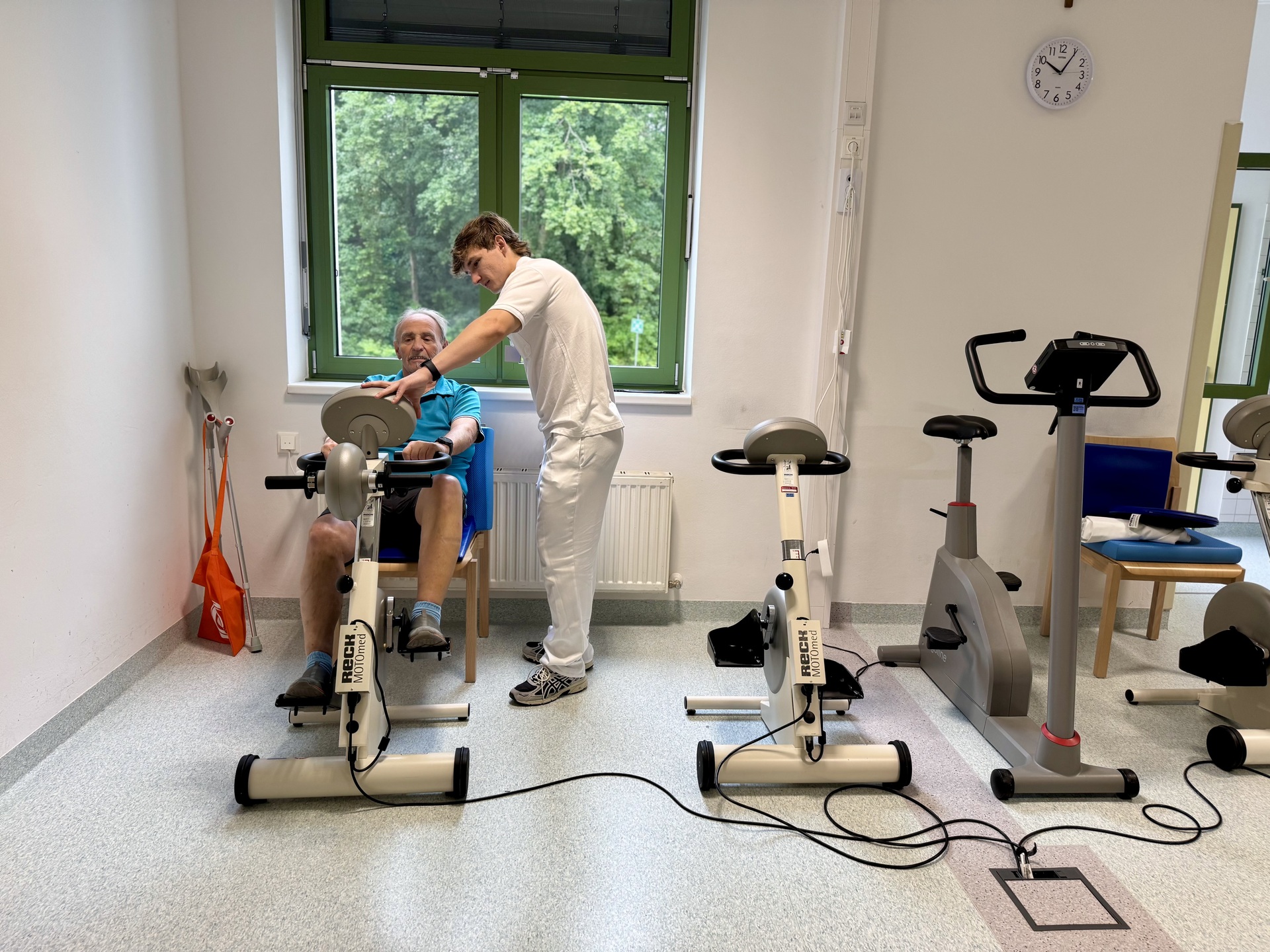 Foto: Gesundheit Burgenland Ein Mann am Rad plus Physiotherapeut