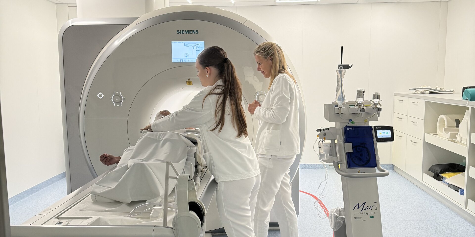 Foto: Gesundheit Burgenland Medizinisches Personal versorgt Patient*in vor MRT-Untersuchung