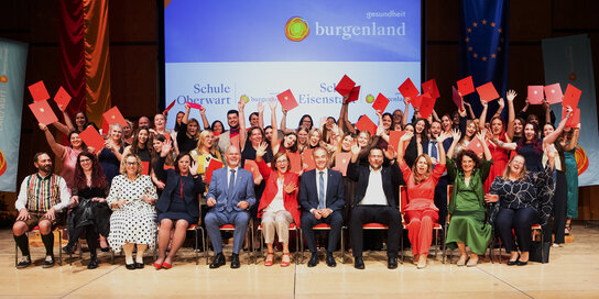 Diplomand*innen und Ehrengäste beim Jubel nach der Verleihung