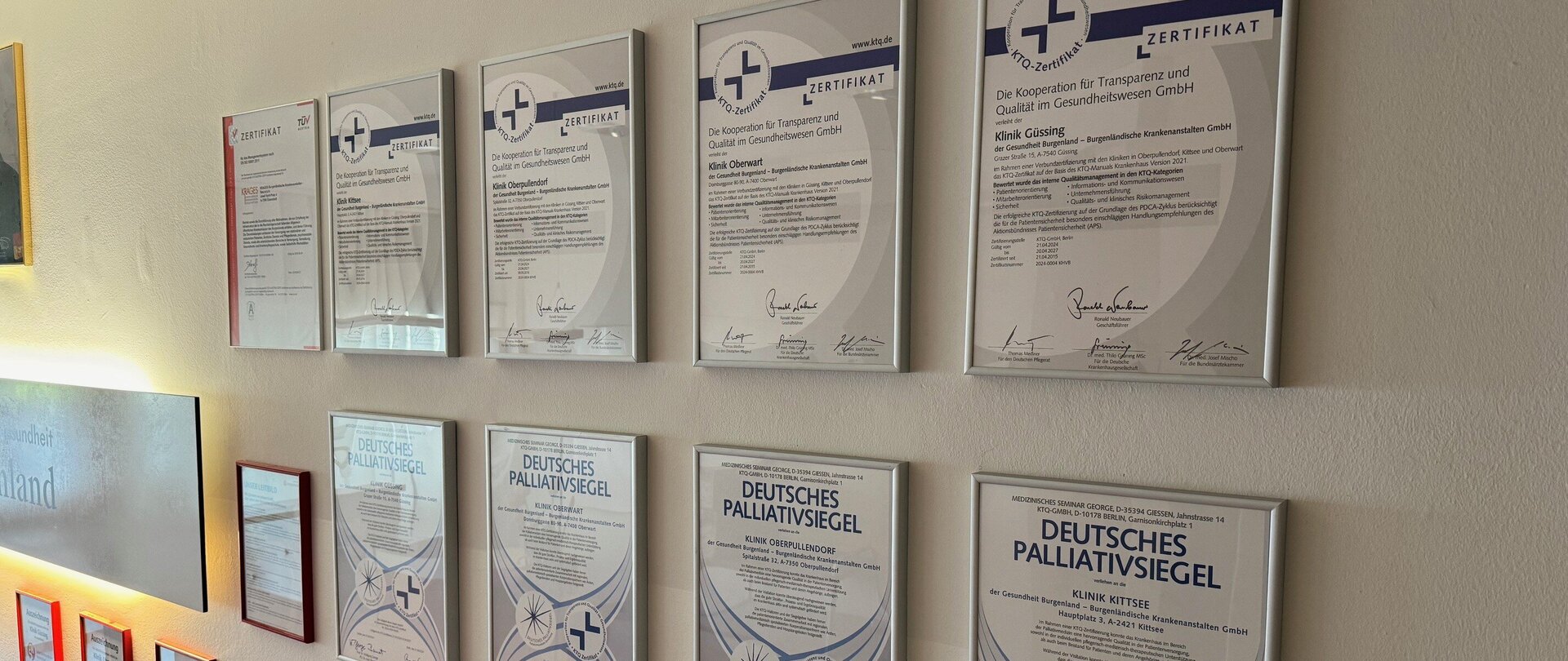 An der Wand hängende Zertifikate 