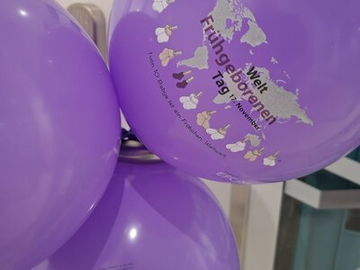 Violette Luftballons zum Tag des Weltfrühchentags