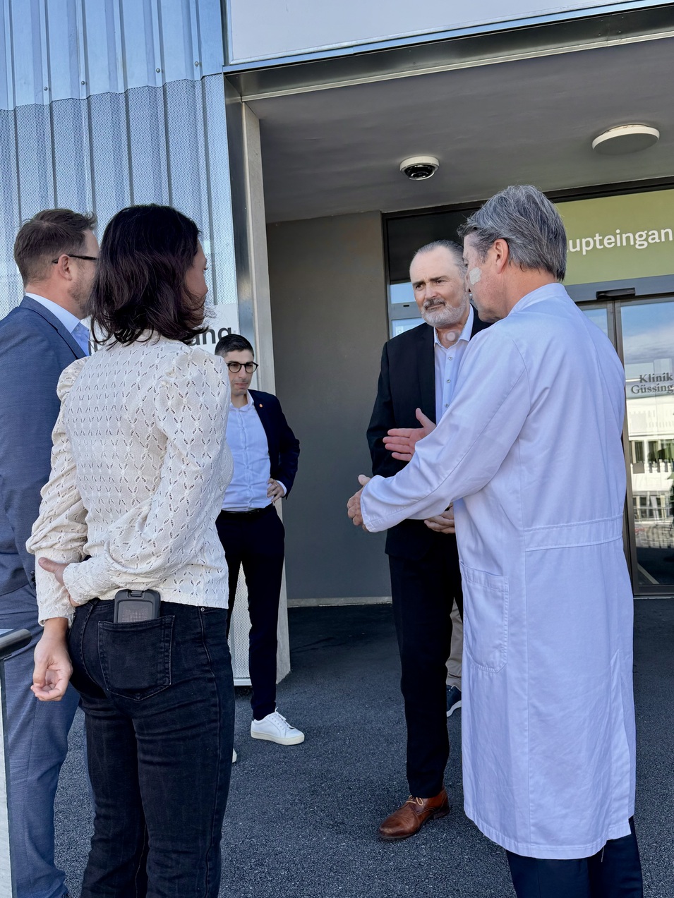 Foto: Gesundheit Burgenland Mehrere Personen vor der Klinik Güssing