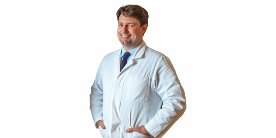 Porträt von OA Dr. Daniel Staribacher im weißen Kittel
