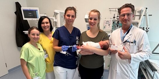 Im Bild: Das erste Baby, das in Oberwart die RSV-Impfung erhalten hat. V.l.n.r. DGKP Vanessa Drauch, FA DDr. Jasmin Stadler, Ass.Dr. Giulia Battistuta, der kleine Barnabas mit seiner Mama, Prim. Dr. Ernst Prethaler. 
