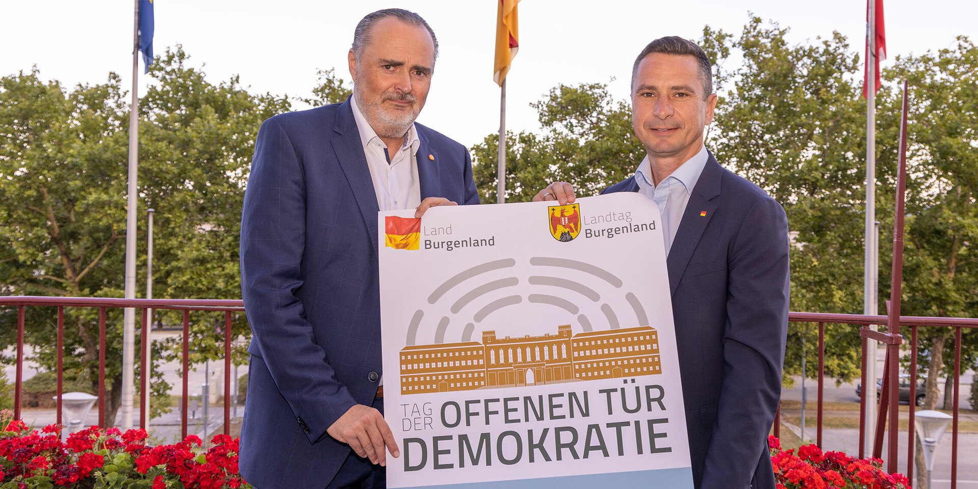 LH Doskozil mit Robert Hergovich: beide halten ein Ankündigungsplakat für den Tag der offenen Tür in ihren Händen