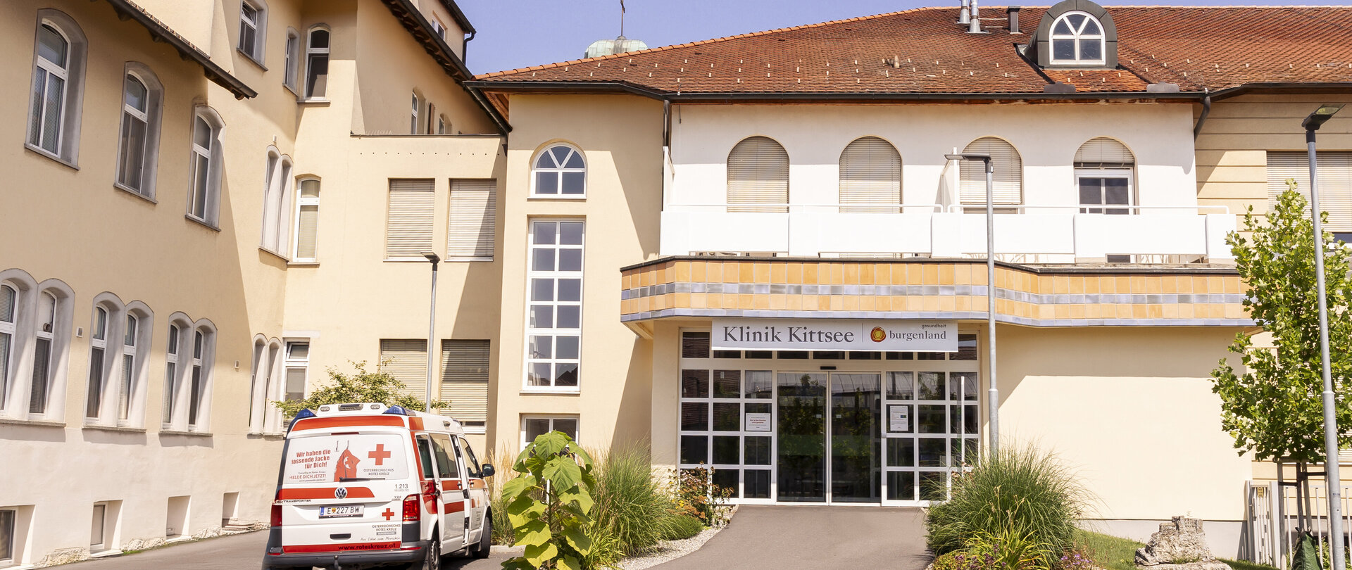 Foto: Sascha Wurzinger Blick auf den Eingang der Klinik Kittsee mit einem Rettungsfahrzeug rechts
