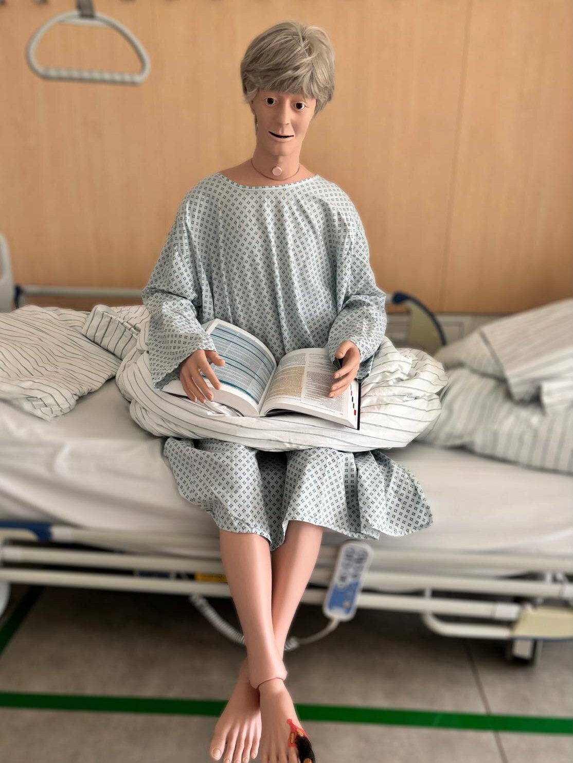 Eine Pflegepuppe in einem Krankenbett