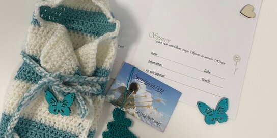 Eine kleine Box, verschiedene Karten und eine Strickdecke für Sternenkinder