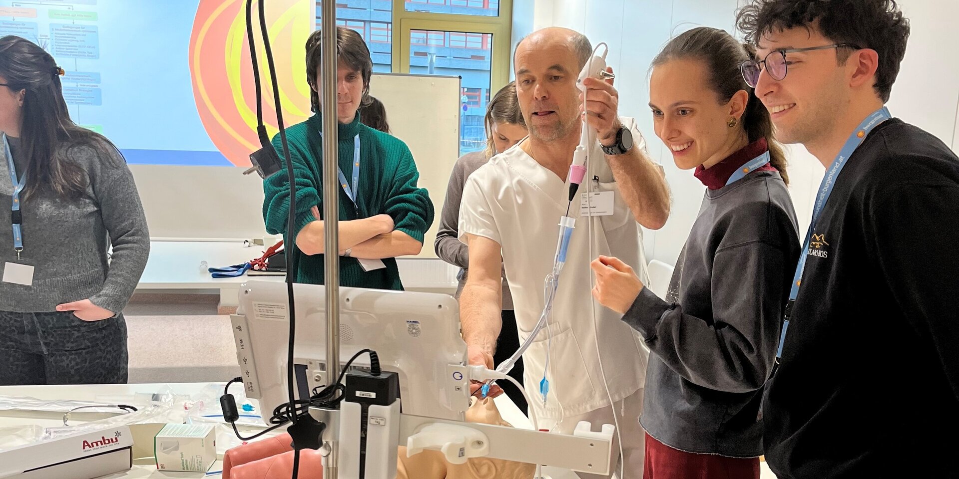 Fotos: Gesundheit Burgenland ÄD Primar Dr. Herbert Gruber mit Studierenden in der Klinik Oberwart
