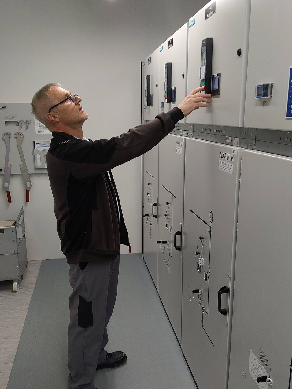 Foto: Gesundheit Burgenland Jürgen Roth (Technik Klinik Oberwart) kontrolliert die Notstromleistung der Klinik.