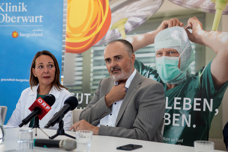 Foto: LMS Burgenland/Fenz Zwei Personen sitzen vor einem Roll-Up der Klinik Oberwart