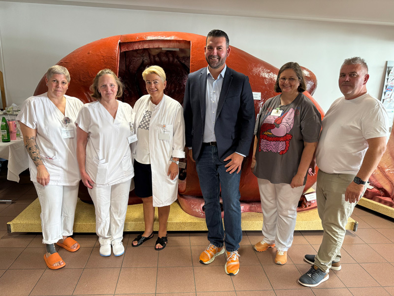 Alle Fotos: Gesundheit Burgenland KoFü, GF und nephrologisches Team vor dem Nierenmodell