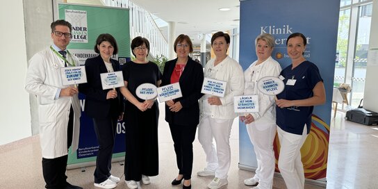 v.l.: Primarius D. Ernst P. Prethaler (Leiter der Abteilung für Kinder- und Jugendheilkunde mit Neonatologie), DGKP Petra Weber (Organisationsteam), DGKP Heidemarie Wagner (Stv. Stationsleitung), Eva Mosar-Mischling (Präsidentin BKKÖ), DGKP Gabriele Miklos (Stv. Pflegedirektorin), DGKP Verena Lackner, MSc (Bereichsleiterin Pflege operative Fachrichtungen), DGKP Brigitte Wagner (Stationsleitung)
