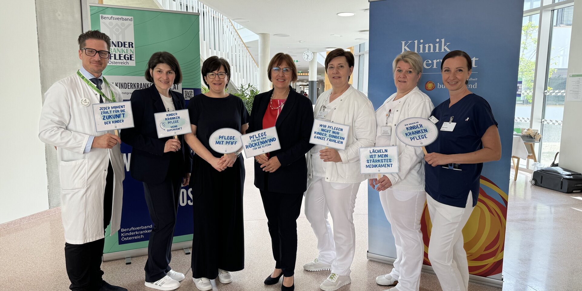 v.l.: Primarius D. Ernst P. Prethaler (Leiter der Abteilung für Kinder- und Jugendheilkunde mit Neonatologie), DGKP Petra Weber (Organisationsteam), DGKP Heidemarie Wagner (Stv. Stationsleitung), Eva Mosar-Mischling (Präsidentin BKKÖ), DGKP Gabriele Miklos (Stv. Pflegedirektorin), DGKP Verena Lackner, MSc (Bereichsleiterin Pflege operative Fachrichtungen), DGKP Brigitte Wagner (Stationsleitung)