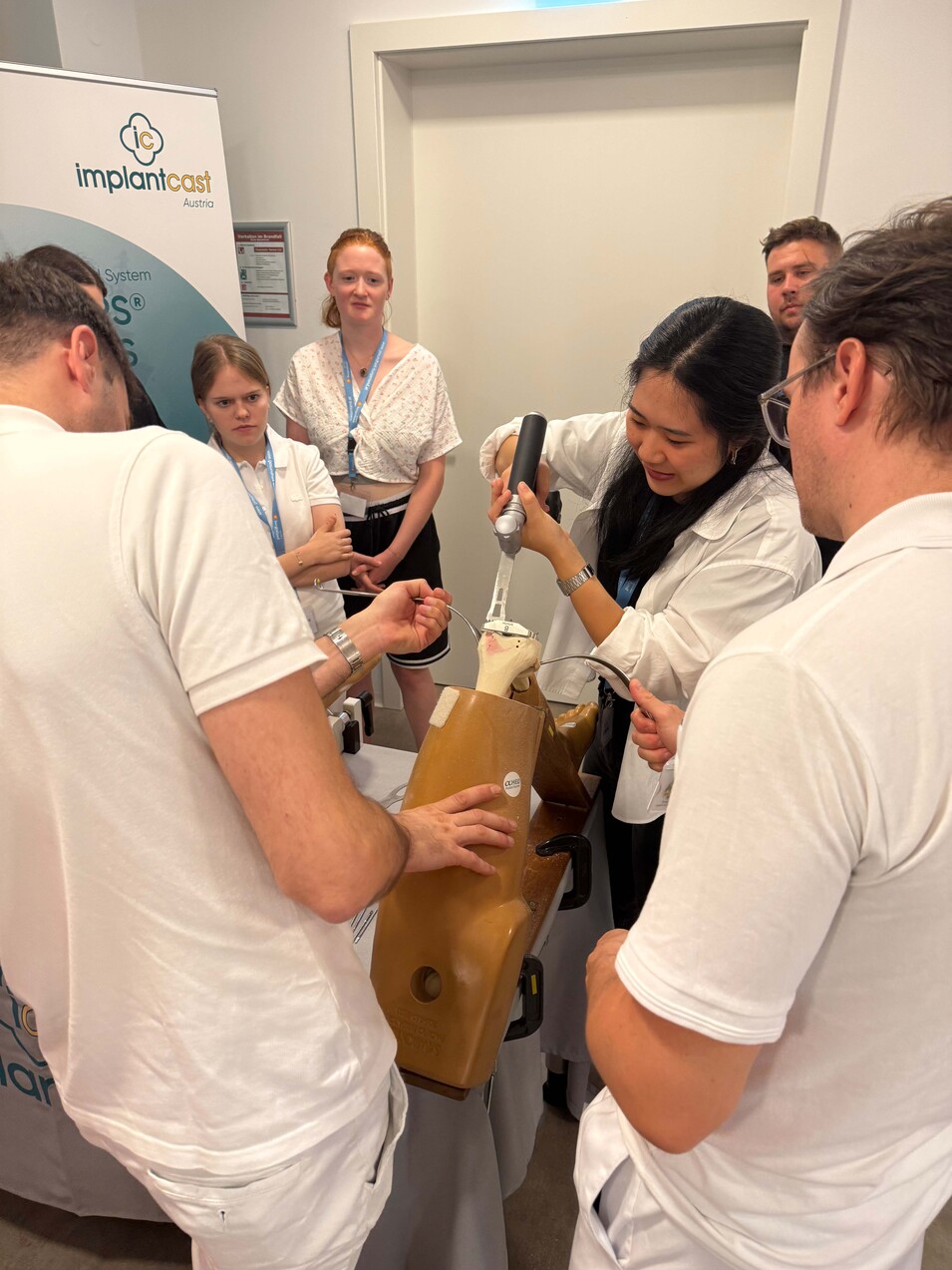 Foto: Gesundheit Burgenland Studierende üben im Bereich Orthopädie