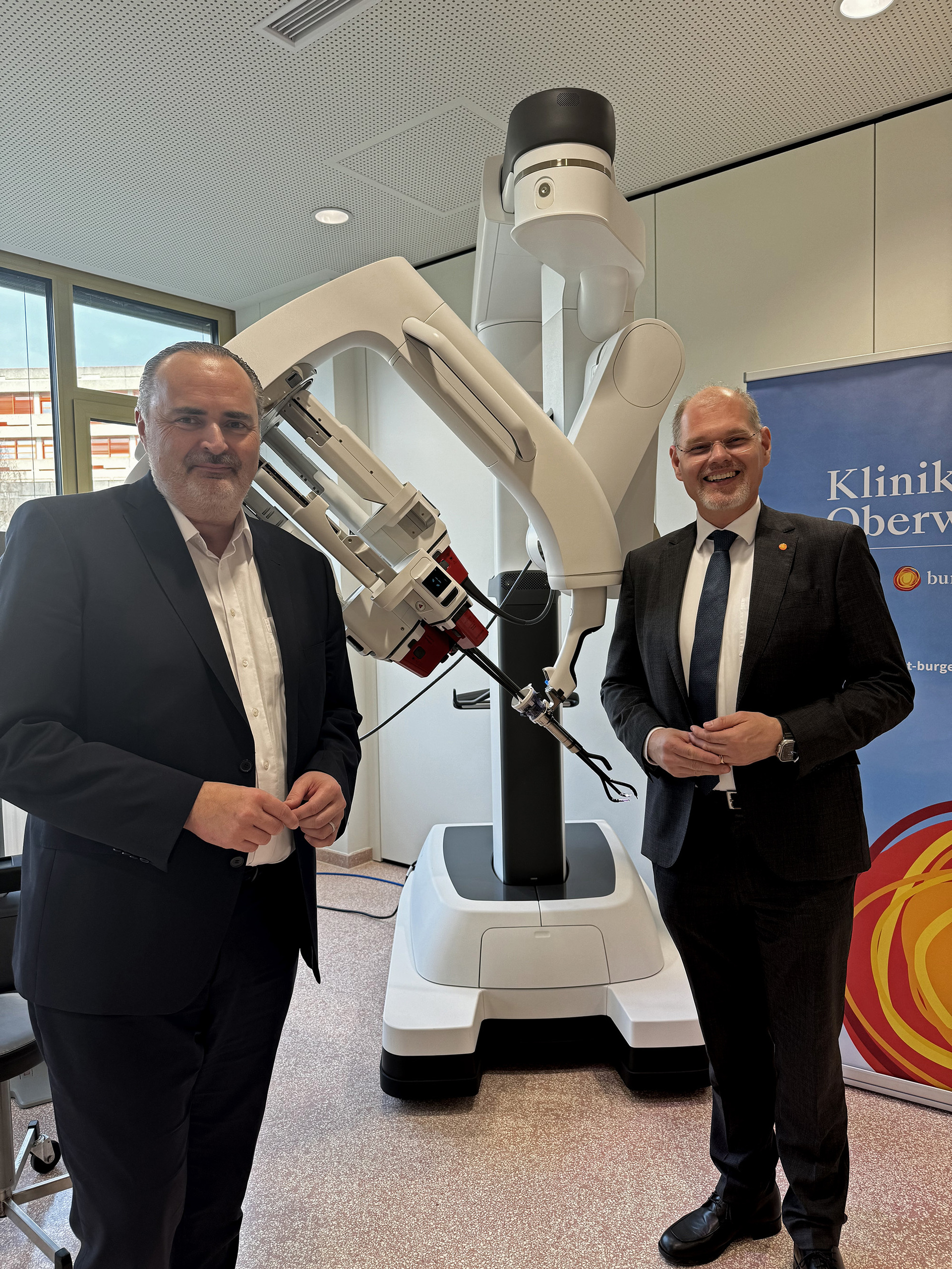 Foto: Gesundheit Burgenland Landeshauptmann Hans Peter Doskozil und Gesundheit Burgenland Geschäftsführer Franz Öller bei der Präsentation des DaVinci-SP in der Klinik Oberwart.