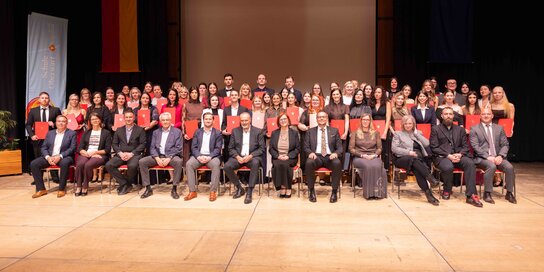 Landeshauptmann Mag. Hans Peter Doskozil, Gabriele Ehrenhöfer, MSc, Direktorin der Schule für allgemeine Gesundheits- und Krankenpflege der Gesundheit Burgenland, und Univ.-Prof. Dr. Stephan Kriwanek, medizinischer Geschäftsführer der Gesundheit Burgenland mit den 52 neuen Pflegefachassistentinnen und -assistenten, denen im KUZ Oberschützen feierlich ihre Diplome überreicht wurden. 