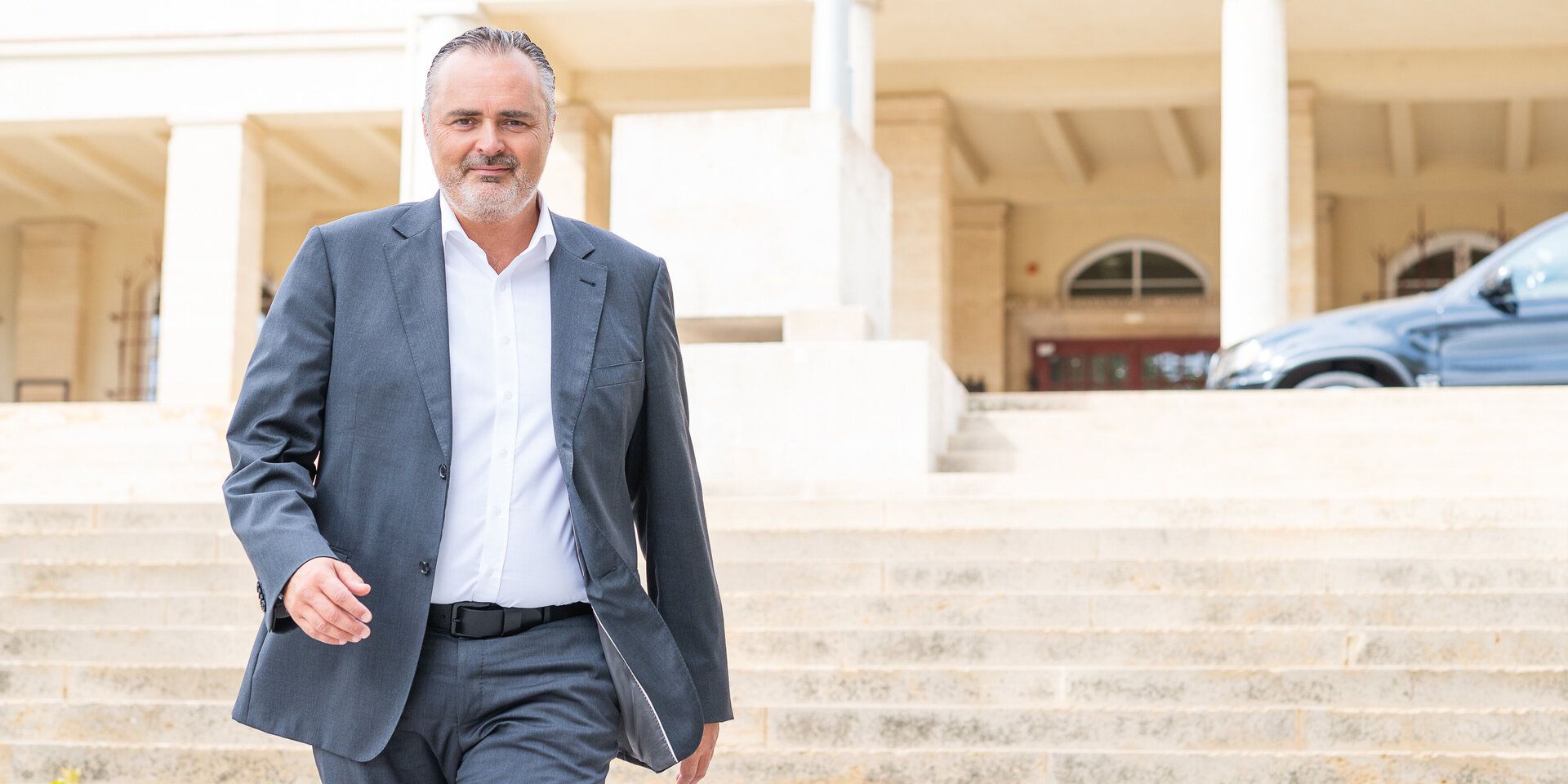 LH Hans Peter Doskozil vor einem Stiegenaufgang