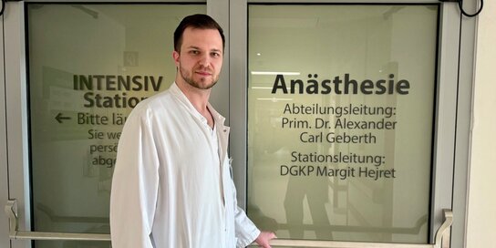 Primar Geberth vor der Tür zur Intensivstation