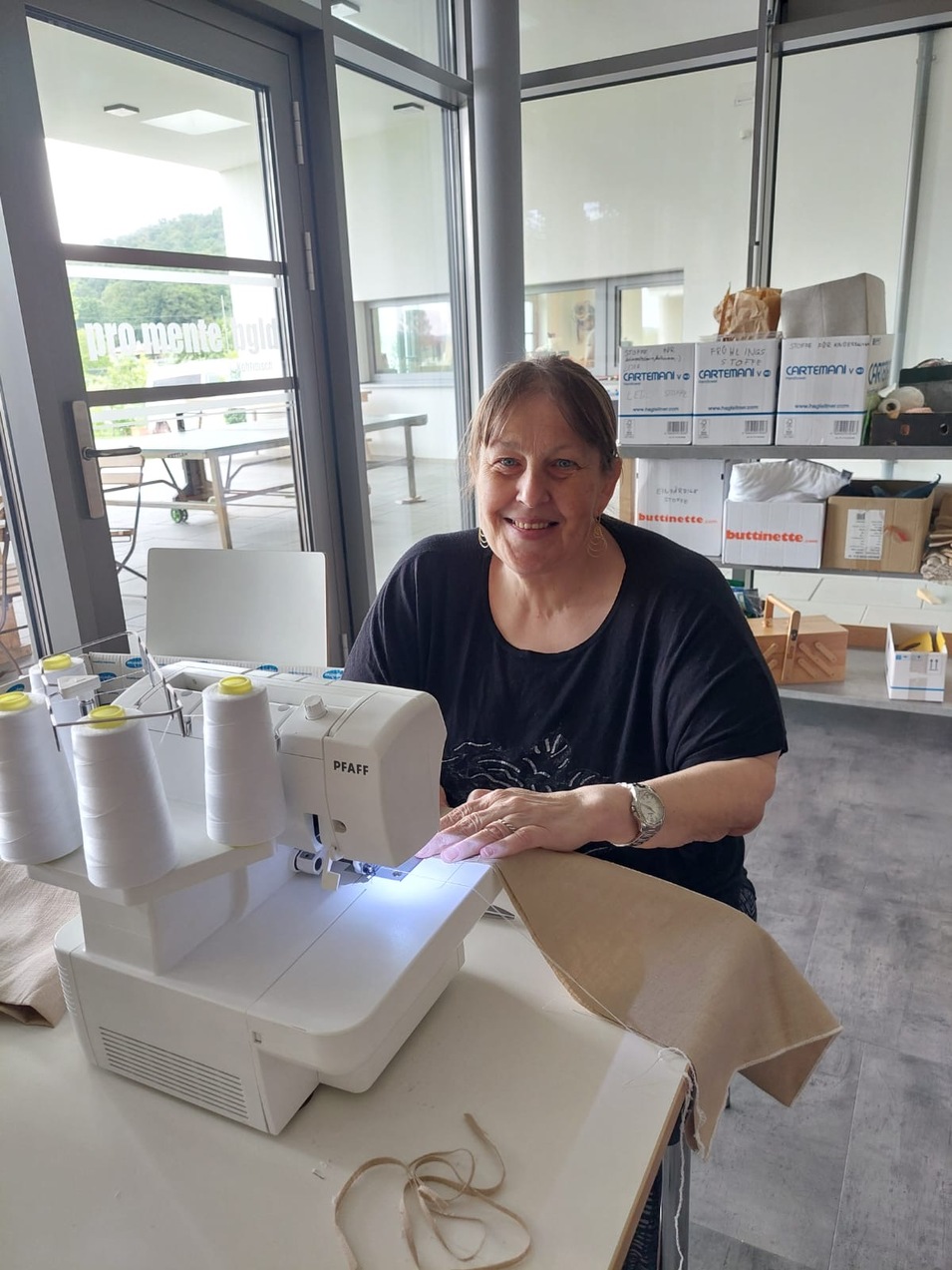 Foto: pro mente Burgenland Eine Frau arbeitet an einer Nähmaschine