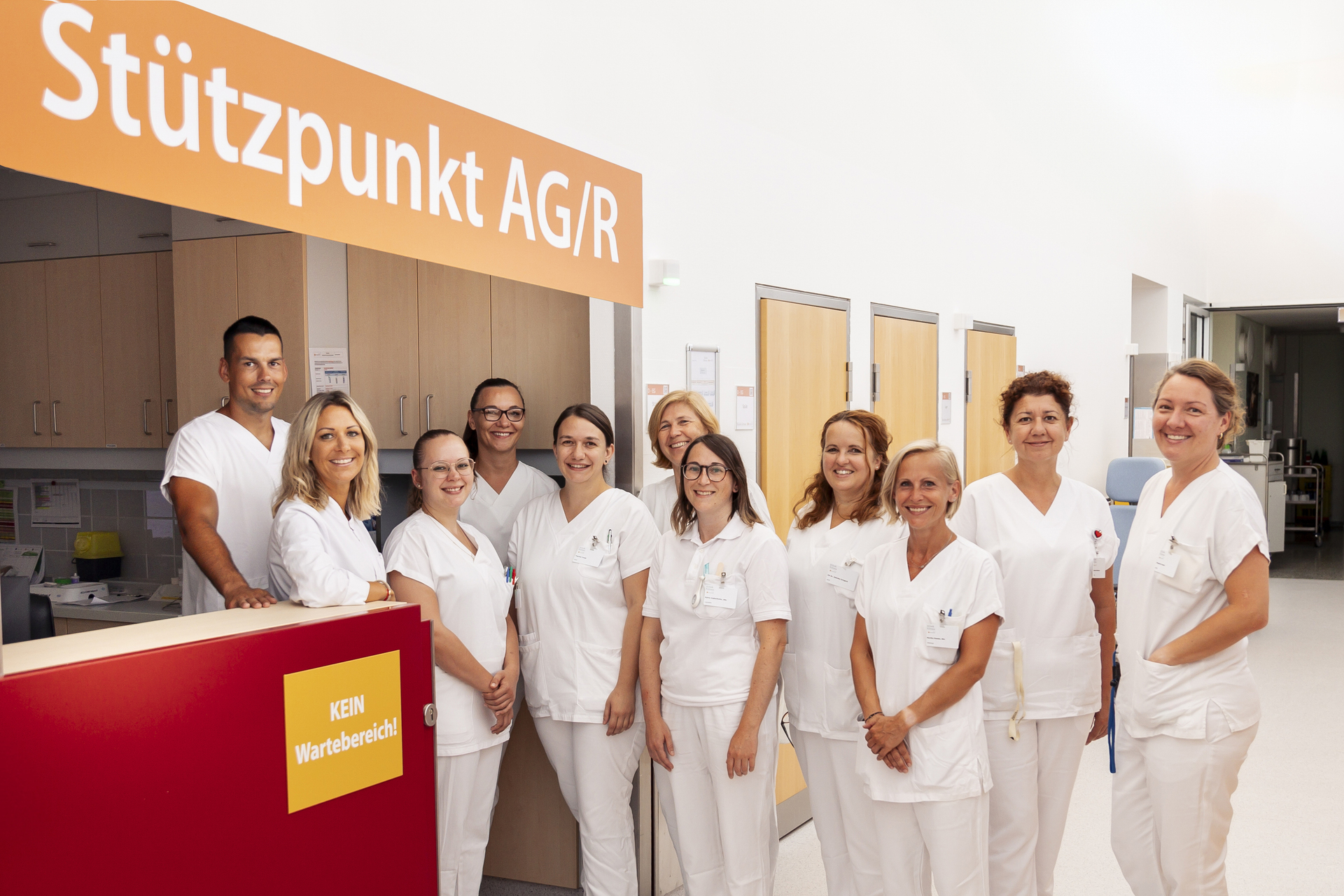 Foto: Sascha Wurzinger Fotografie Elf Personen in Krankenhauskleidung