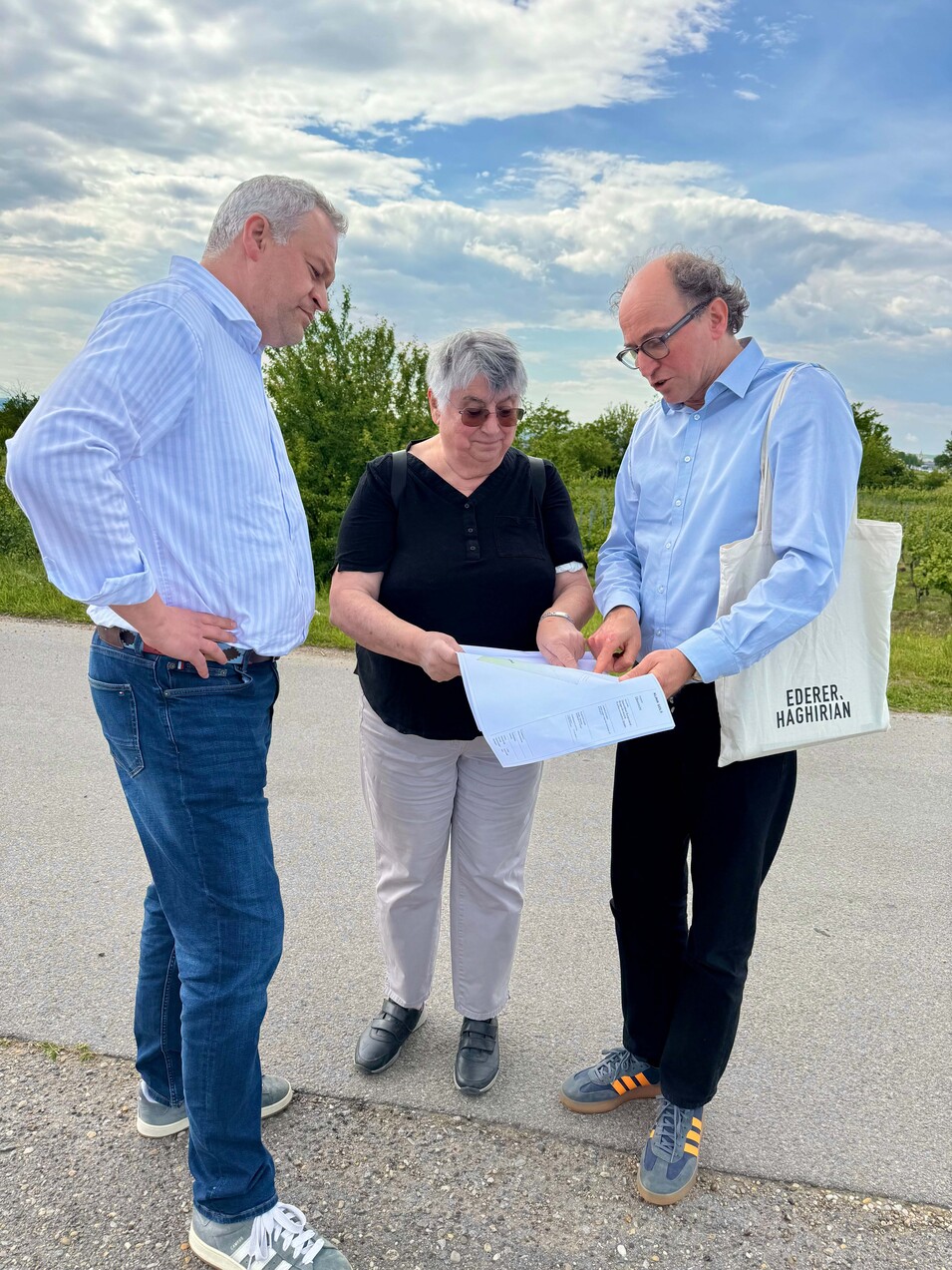 Foto: Gesundheit Burgenland Mehrere Personen stehen im Freien und besprechen sich mit teils Plänen in der Hand