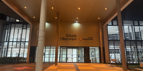 Der Eingang der Klinik Oberwart bei Dunkelheit