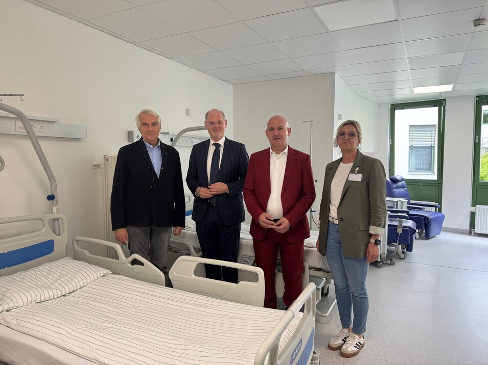 Vier Personen bei der Eröffnung der neuen ZAE in Güssing