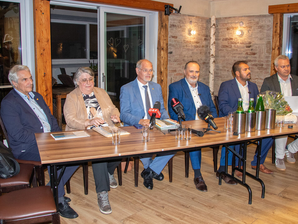 Foto: Landesmedienservice Burgenland Eine Frau und fünf Männer sitzen an einem Tisch bei einer Infoveranstaltung