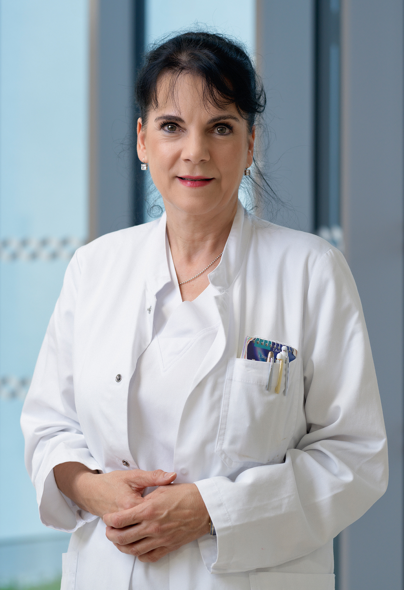 Priv.-Doz.in OÄ Dr.in Veronika Matzi im weißen Arztkittel