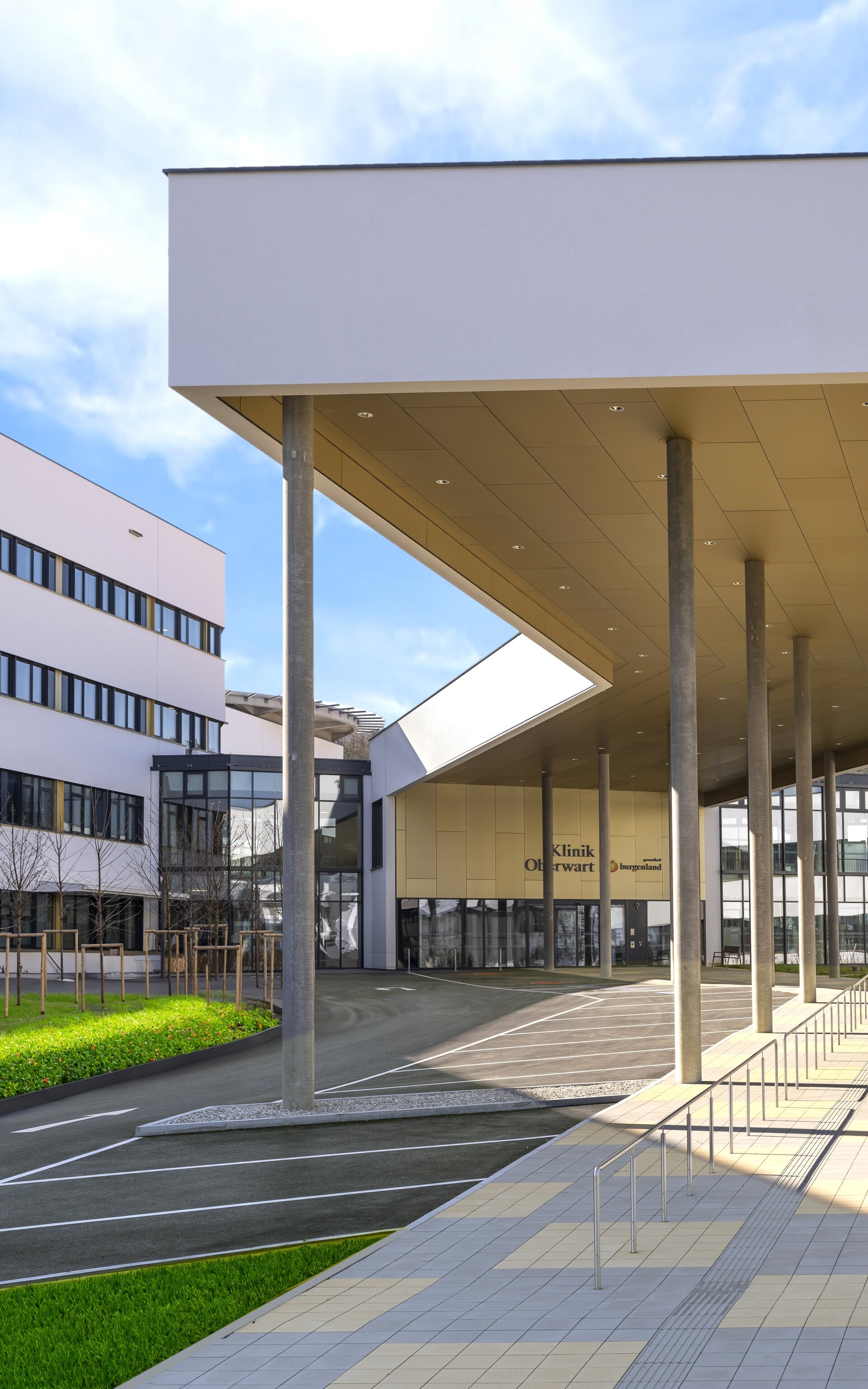 Klinik Oberwart Gebäude außen/Haupteingang