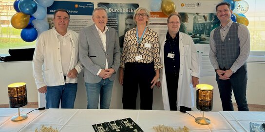 Gruppenfoto vor dem Info-Stand