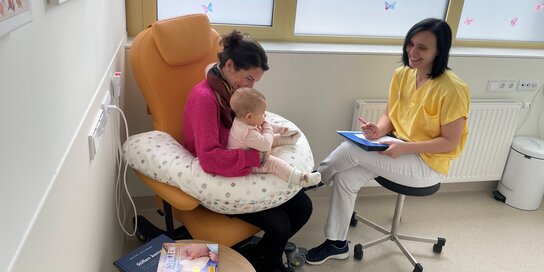  DDr.in Jasmin Stadler berät eine der ersten Besucherinnen der Stillambulanz 