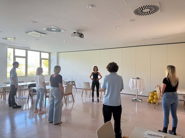 Foto: Gesundheit Burgenland Mehrere Personen bei einem Pilates-Workshop