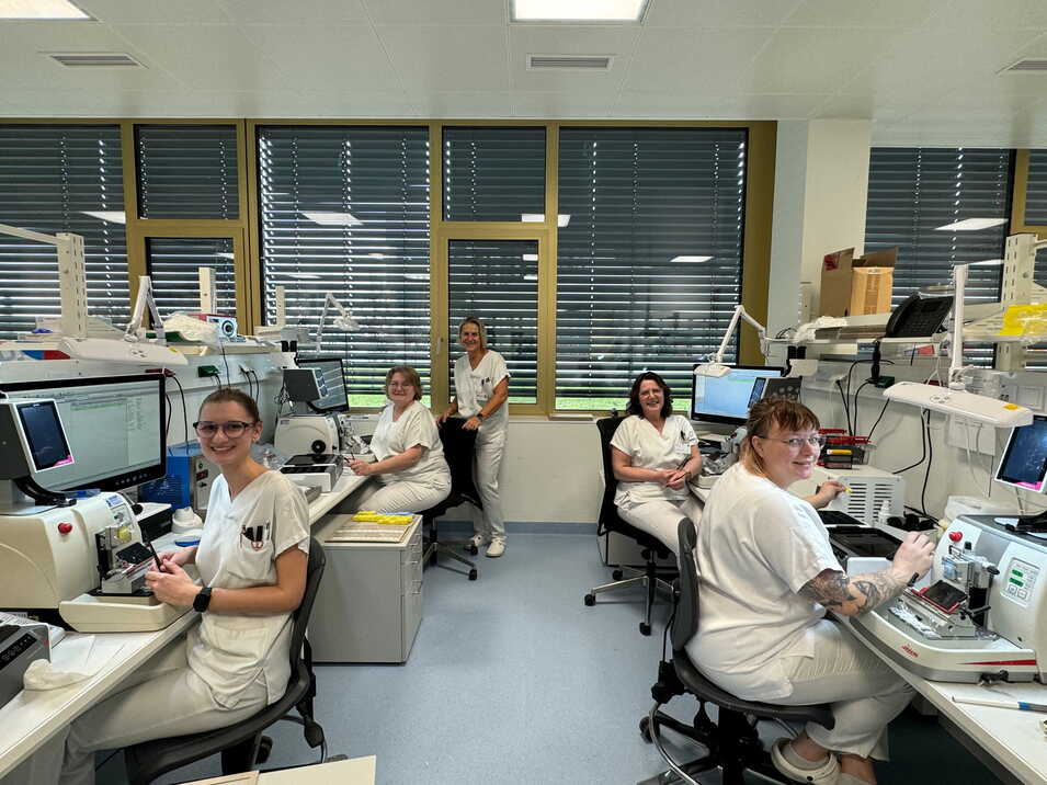 Mehrere Personen in einem Labor