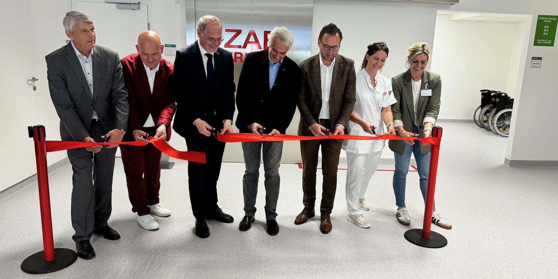 v.l.: Vinzenz Knor (Bürgermeister Güssing), Markus Malits (kaufmännischer Direktor Klinik Güssing), Franz Öller (kaufmännischer Geschäftsführer Gesundheit Burgenland), Stephan Kriwanek (medizinischer Geschäftsführer Gesundheit Burgenland), Jürgen Dolesch (Landtagsabgeordneter, SPÖ), Isabella Laister (Stationsleitung ZAE), Bianca Puntigam (Pflegedirektorin Klinik Güssing).