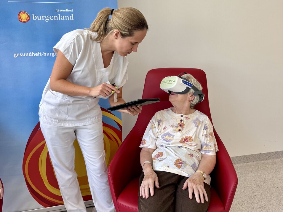 Foto: Gesundheit Burgenland Cornelia Hiermann steuert das Tablet für die Patientin.