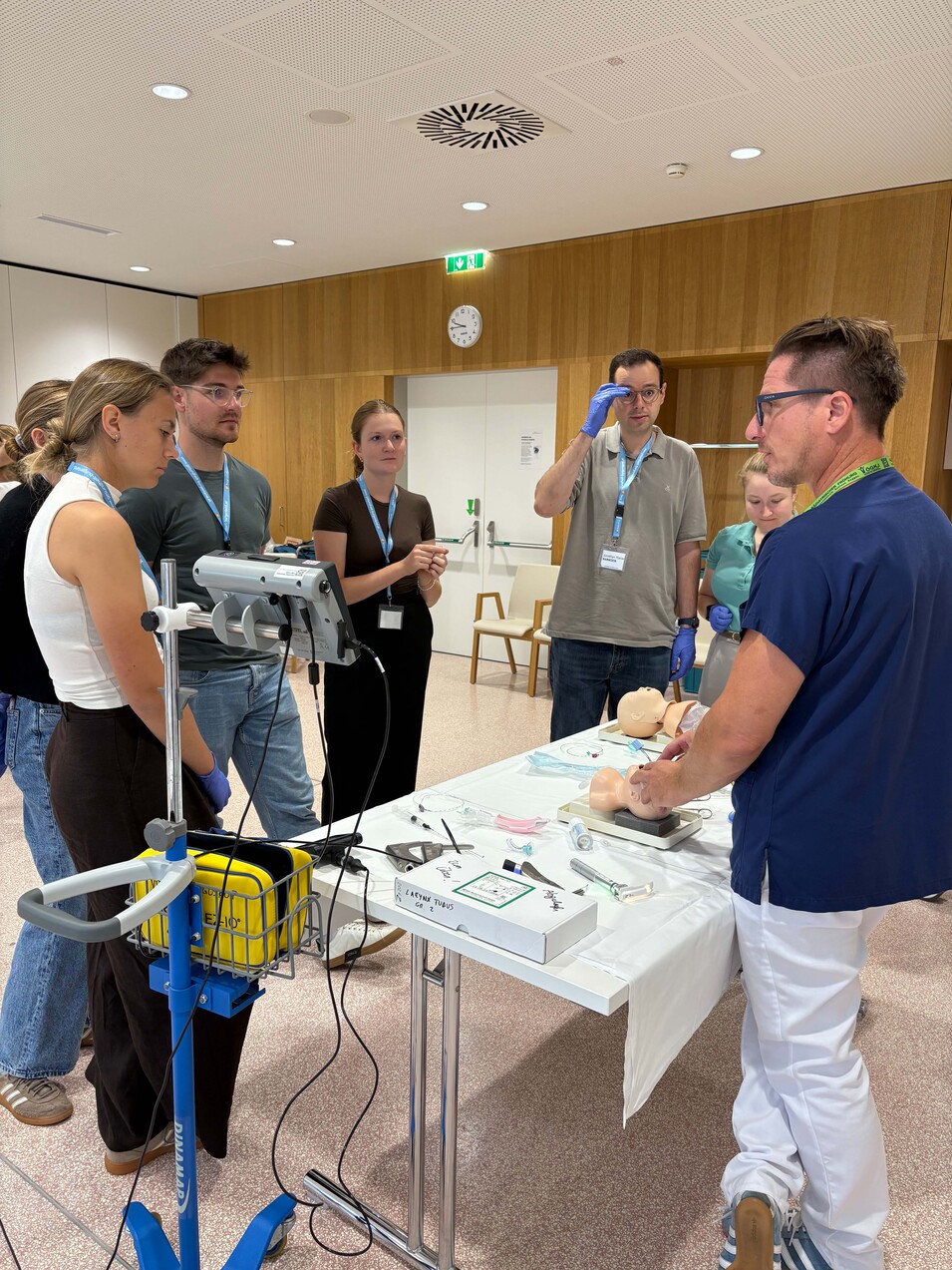 Foto: Gesundheit Burgenland Mehrere Personen bei einem Workshop in einer Klinik