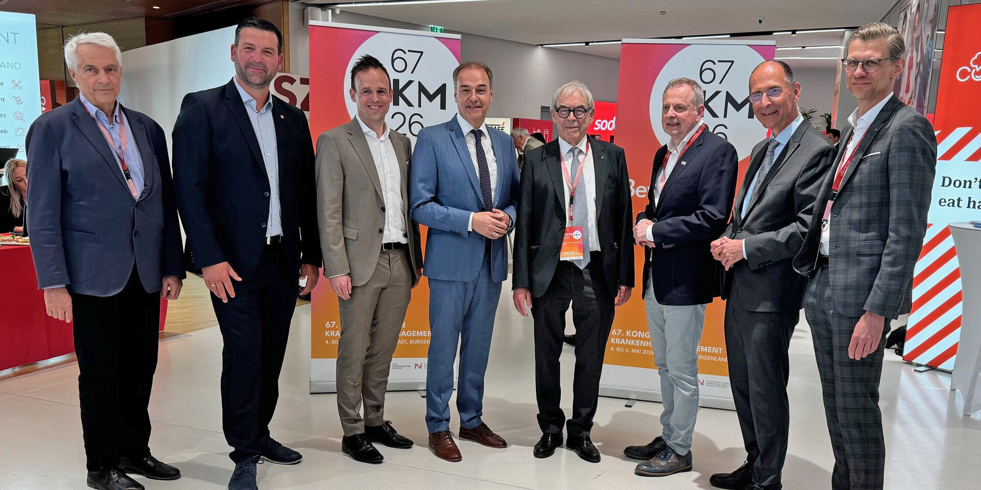 Foto: AKMB v.l. Stephan Kriwanek (CMO Gesundheit Burgenland), Florian Schlechtleitner (CEO Gesundheit Burgenland), Marc Seper (Kaufm. Direktor Klinik Oberwart u. Obmann AKMB), Landesrat Leonhard Schneemann, Nikolaus Koller (Präsident BUKO), Erwin Gollner (Hochschule Burgenland)